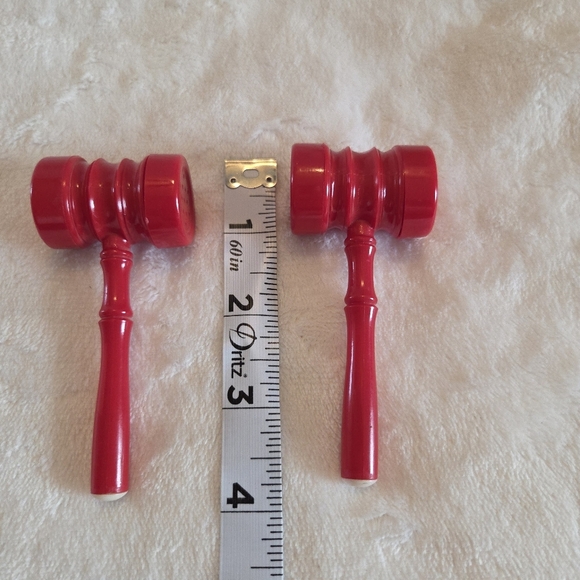 Old Gavel Mallet Shaped Vintage 1x2x4 Red Plastic Salt Pepper Shakers - Picture 6 of 7